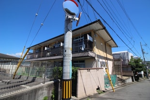 吉川マンションＢ棟の物件外観写真